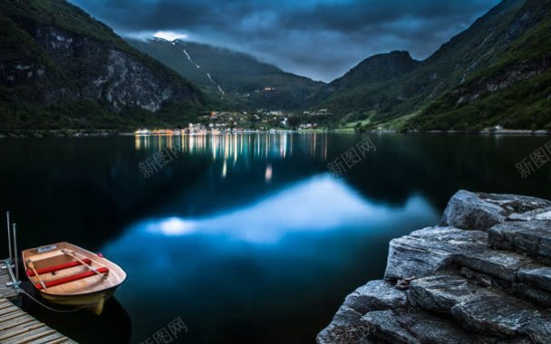 山峦围绕湖面海报背景背景