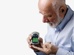 老年人使用血糖测量仪素材