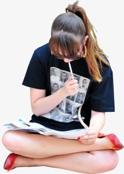 年轻女孩正在阅读的年轻女孩高清图片