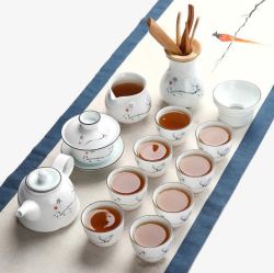 茶壶茶具和装满茶水的茶杯素材