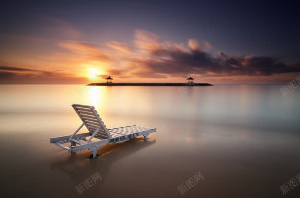 水面上的白色躺椅海报背景jpg设计背景_88icon https://88icon.com 水面 海报 白色 背景 躺椅