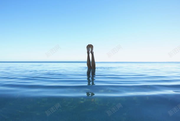 水中伸出的双腿海报背景jpg设计背景_88icon https://88icon.com 伸出 双腿 水中 海报 背景