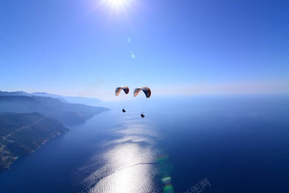 蓝色海面上的降落伞海报背景背景
