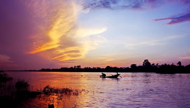 日落河面上的渔船海报背景背景