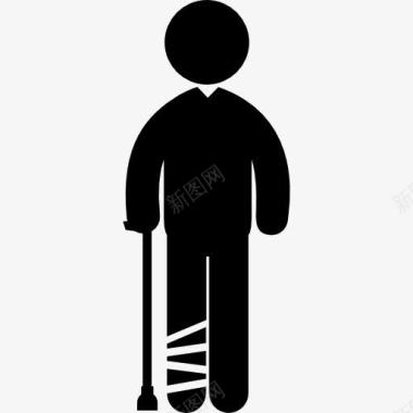 男子缠着绷带的腿站在甘蔗图标图标