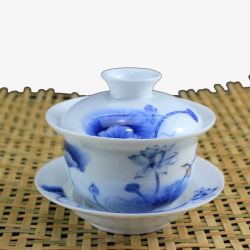 竹席上的青花瓷盖碗茶杯素材