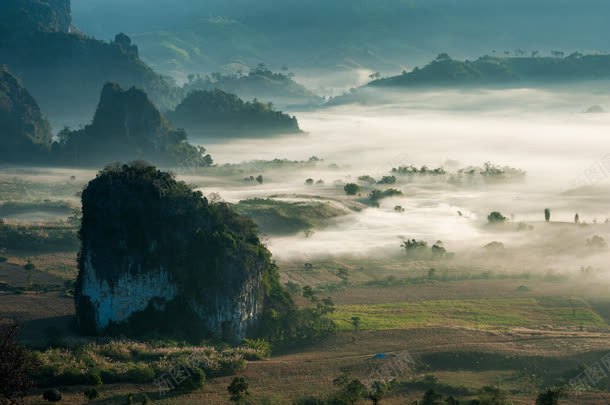 烟雾缭绕草原大山jpg设计背景_88icon https://88icon.com 大山 烟雾 缭绕 草原