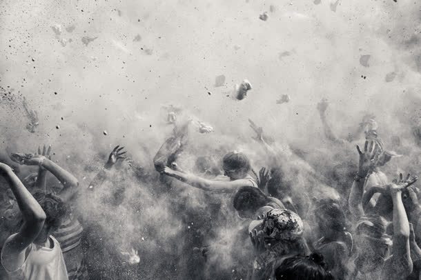 玩耍打闹人群黑白jpg设计背景_88icon https://88icon.com 人群 打闹 玩耍 黑白