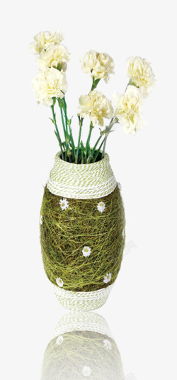 草编花瓶中的白色花朵素材