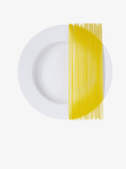 生面条盘子上的黄色意面高清图片