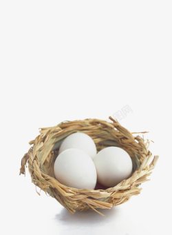 鸡蛋实拍装在篮子里的三个鸡蛋高清图片