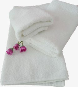三朵小花放在叠起的毛巾上素材