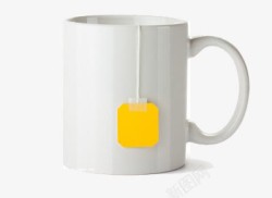 白色水杯里泡着黄色标签的茶袋素材