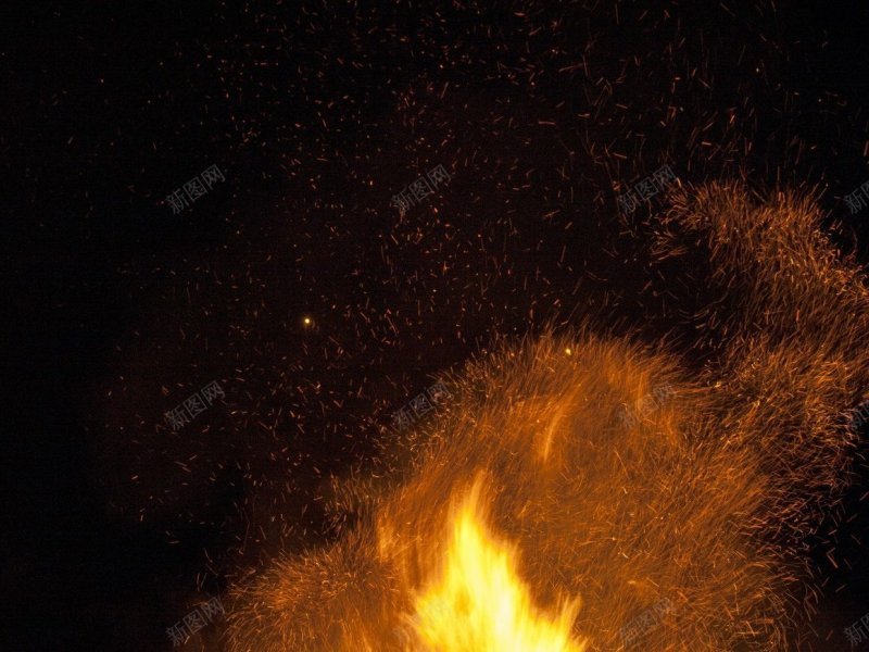 03557漆黑的夜晚人们点人篝火火星四溅飘舞在空中jpg设计背景_88icon https://88icon.com 火焰