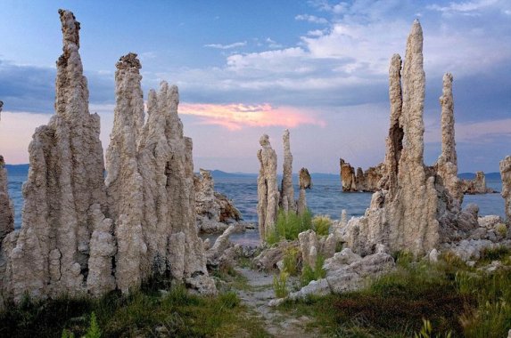 莫诺湖上的钙华石阵形成于76万年前的火山喷发天空白背景