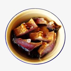 鱼肉干碗里的腊鱼块高清图片