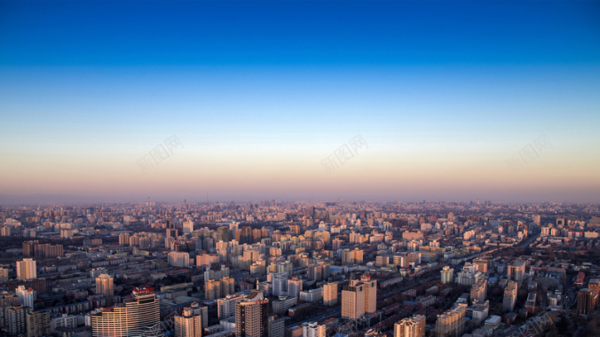 黄昏来临的城市背景