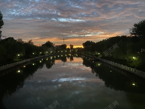 落日下的运河背景