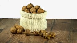 木桌上的一袋核桃素材