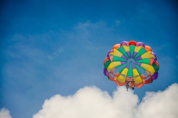 蓝色天空下的热气球背景