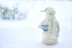 冬天咖啡冬天雪人喝咖啡高清图片
