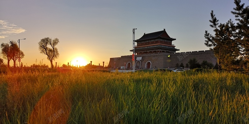 夕阳黄昏建筑风景草地jpg设计背景_88icon https://88icon.com 夕阳 建筑 草地 风景 黄昏