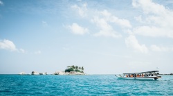 海上旅游海上行驶的轮船高清图片