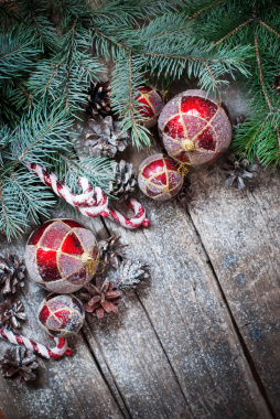 圣诞节实物摆放复古质感松枝彩球雪高清图背景