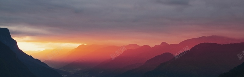 炫丽云彩山峦背景背景