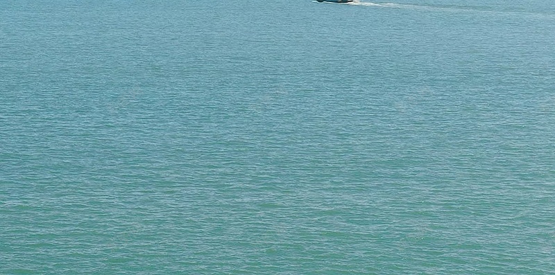 蓝色海洋远景摄影H5背景jpg设计背景_88icon https://88icon.com 蓝色 海洋 远景 摄影 小船 H5背景 天空 云彩