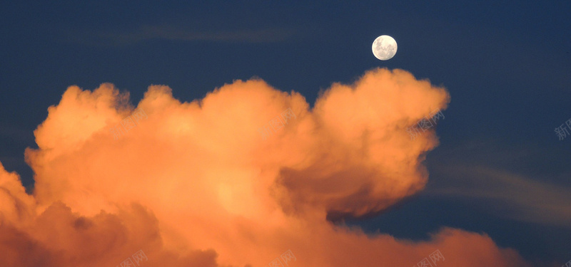 白天的月亮jpg设计背景_88icon https://88icon.com 云 月亮 天空 一天 海报banner 白天的月亮 摄影 风景
