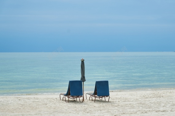 海边沙滩大海躺椅太阳伞背景素材背景
