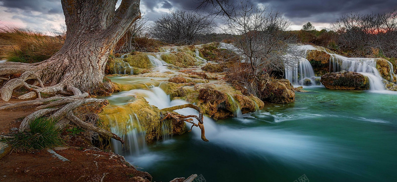风景树根蓝色水背景jpg设计背景_88icon https://88icon.com 风景 树根 蓝色 水 海报banner 摄影