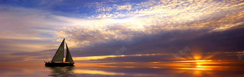 夕阳蓝色天空云朵帆船大海背景