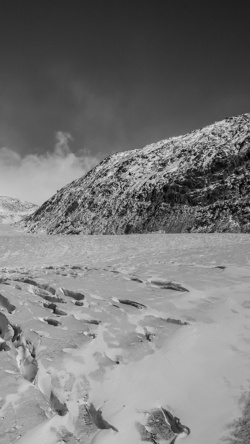 风高雪山灰色天空壁纸背景高清图片