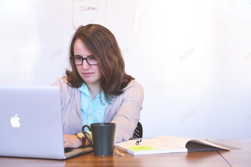 女性笔记本工作背景4jpg设计背景_88icon https://88icon.com 女性 工作 笔记本电脑 背景