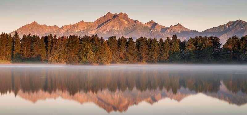 黄昏湖面背景图jpg设计背景_88icon https://88icon.com 森林 湖面 远山 雾气 黄昏 海报banner 摄影 风景