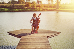 弹琴女孩湖边弹琴的女孩高清图片