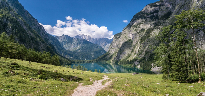 晴空下的山峦背景jpg设计背景_88icon https://88icon.com 大气 摄影 风景 自然 山峦 晴朗 蓝天 海报banner