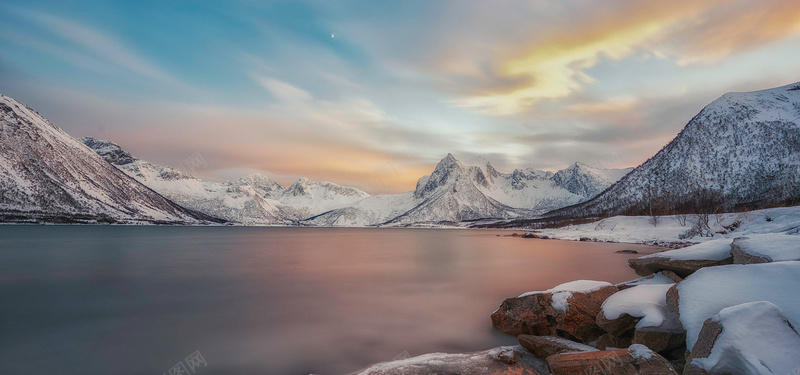 黄昏雪山背景图jpg设计背景_88icon https://88icon.com 黄昏 火烧云 雪山 群山 雪地 海报banner 摄影 风景