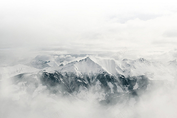 白灰色白云上的山峰背景