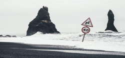 道路积雪公路上的指示牌背景图高清图片