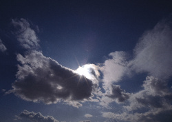 乌云遮日蓝蓝天空乌云密布高清图片