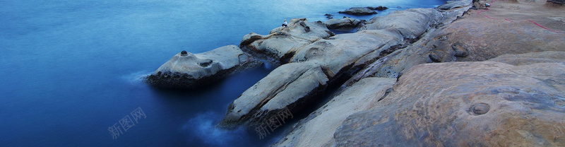 蓝色海岸礁石背景jpg设计背景_88icon https://88icon.com 蓝色 海岸 礁石 海面 海水 海报banner 摄影 风景