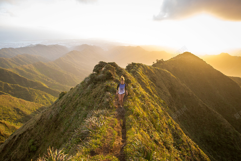 美女山顶跑步背景jpg设计背景_88icon https://88icon.com 山顶 日出 金色 群山 大气 跑步 棕色 摄影 风景