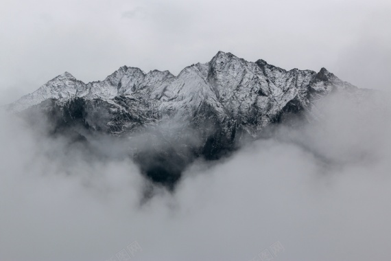 壮观充满云雾的山峰背景