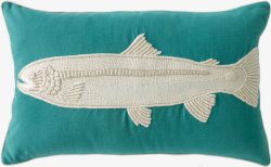 蓝色刺绣鱼枕头素材