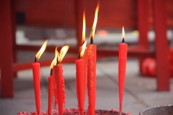 红蜡烛燃烧中的蜡烛高清图片