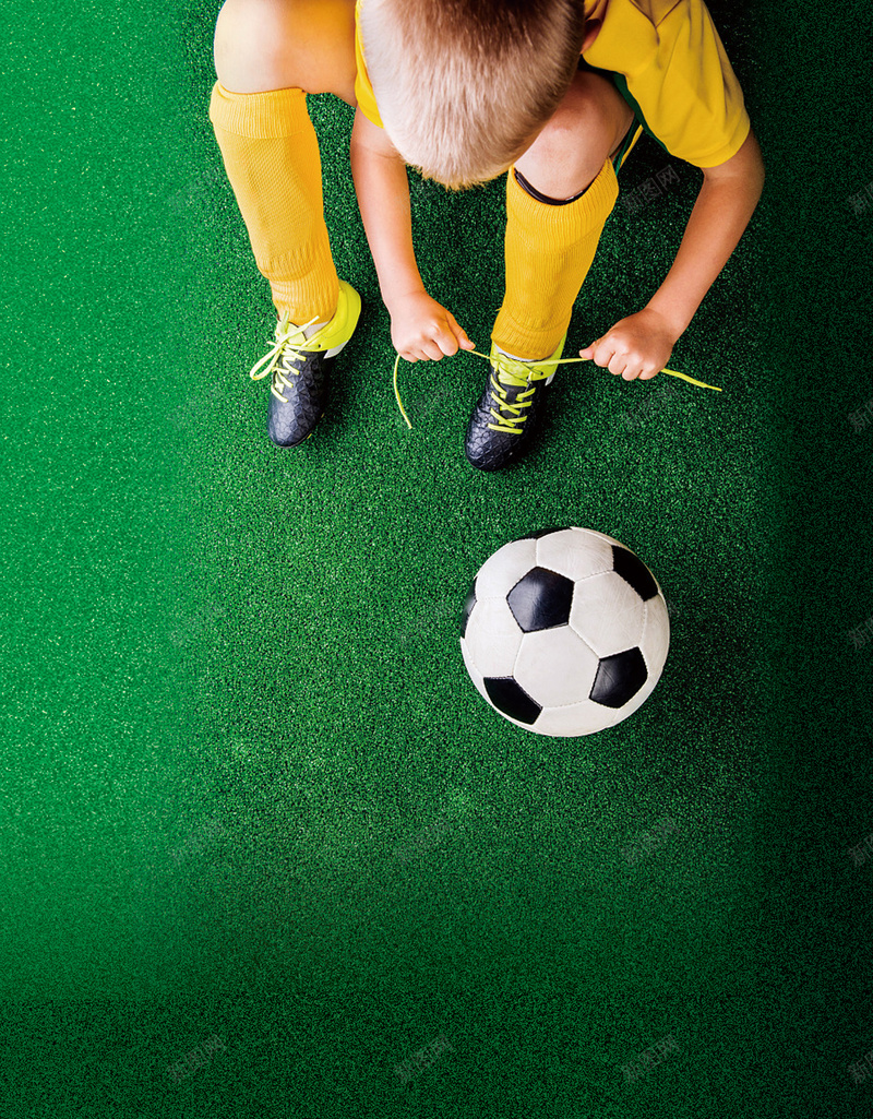 足球男孩绿色海报背景jpg设计背景_88icon https://88icon.com 海报背景 足球运动 男孩 绿色 足球 绿色球场 绑鞋带男孩 体育运动