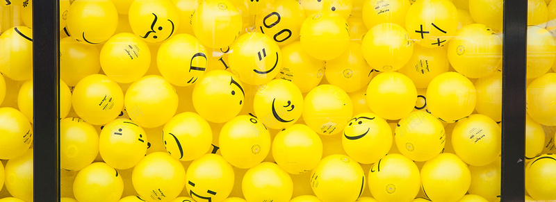 笑脸背景图jpg设计背景_88icon https://88icon.com 海报banner 气球 笑脸 表情 黄色 摄影 风景